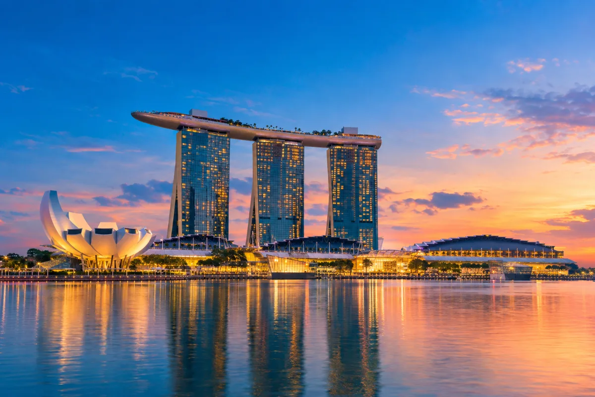 Illustration of Marina Bay Sands and the bay in Singapore at dusk